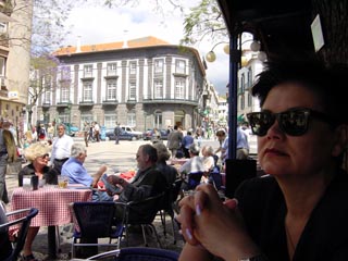 Hedy op een terras