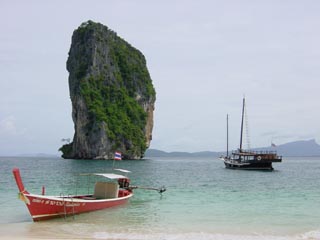 Bootjes bij Poda-island